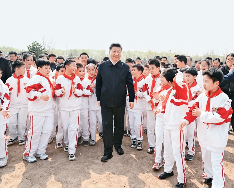 2024年4月3日，黨和國家領(lǐng)導(dǎo)人習(xí)近平、李強(qiáng)、趙樂際、王滬寧、蔡奇、丁薛祥、李希、韓正等來到北京市通州區(qū)潞城鎮(zhèn)參加首都義務(wù)植樹活動(dòng)。這是習(xí)近平同少先隊(duì)員在一起。 新華社記者 李學(xué)仁/攝