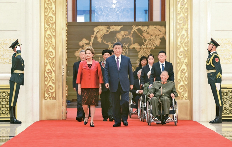 2024年9月29日，中華人民共和國國家勛章和國家榮譽(yù)稱號(hào)頒授儀式在北京人民大會(huì)堂金色大廳隆重舉行。中共中央總書記、國家主席、中央軍委主席習(xí)近平同國家勛章和國家榮譽(yù)稱號(hào)獲得者一同步入會(huì)場。 新華社記者 王曄/攝