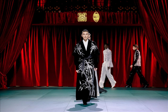 9月28日，模特在法國巴黎舉行的“2024巴黎·恭王府服飾秀”上展示服裝（主辦方供圖）