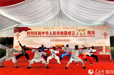 肯尼亞青年表演中國武術(shù)。人民網(wǎng)記者 黃煒鑫攝