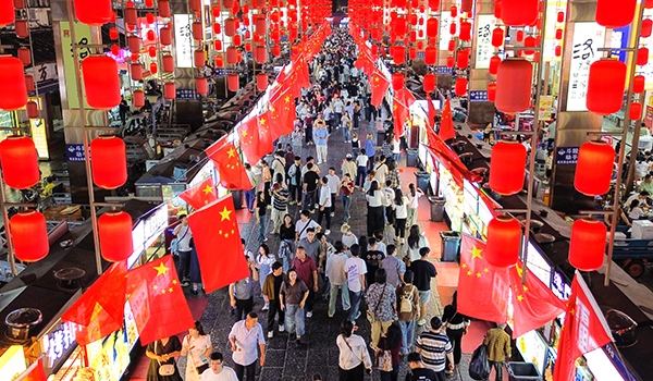 國(guó)慶臨近，河南省洛陽(yáng)市老城歷史文化街區(qū)裝扮一新，國(guó)旗招展，處處洋溢著濃厚的國(guó)慶節(jié)日氛圍。來(lái)源：人民圖片網(wǎng)