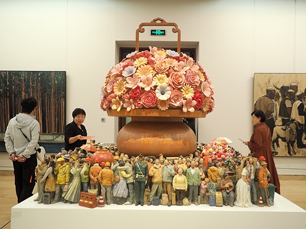 2024年9月28日，觀眾在中國(guó)美術(shù)館參觀“慶祝中華人民共和國(guó)成立75周年——第十四屆全國(guó)美術(shù)作品展覽進(jìn)京作品展”。杜建坡攝。來(lái)源：人民圖片網(wǎng)