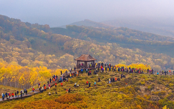 2024年9月27日，內(nèi)蒙古自治區(qū)赤峰市克什克騰旗烏蘭布統(tǒng)景區(qū)層林盡染，游人如織，風(fēng)光如畫(huà)。來(lái)源：人民圖片網(wǎng)