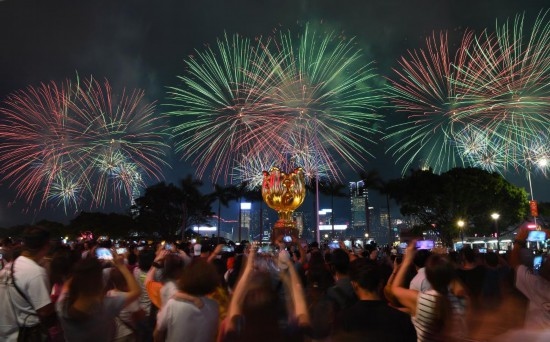 10月1日晚，香港國慶煙花匯演在維多利亞港舉行，慶祝中華人民共和國成立75周年。新華社記者 陳鐸 攝