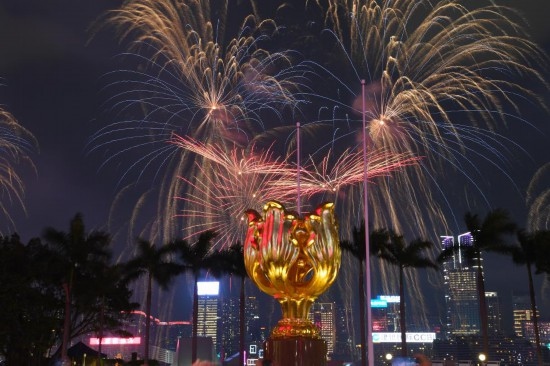 10月1日晚，香港國慶煙花匯演在維多利亞港舉行，慶祝中華人民共和國成立75周年。新華社記者 陳鐸 攝