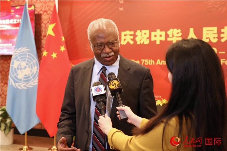 聯(lián)大主席菲勒蒙在招待會現(xiàn)場接受媒體采訪，他向中國政府和人民致以節(jié)日祝賀，表示中國的發(fā)展成就令人驚嘆。人民網(wǎng)記者 李志偉攝