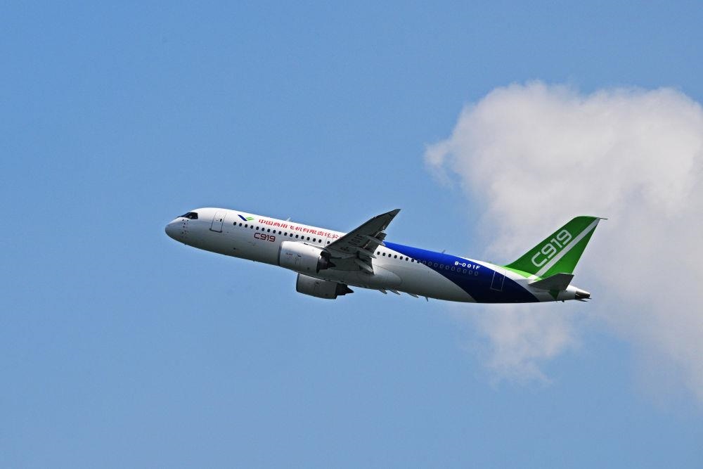 2024年2月18日，中國國產(chǎn)大型客機C919在新加坡航展開幕前進行預(yù)演飛行。