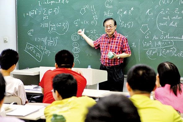 姚期智為清華大學學生授課。