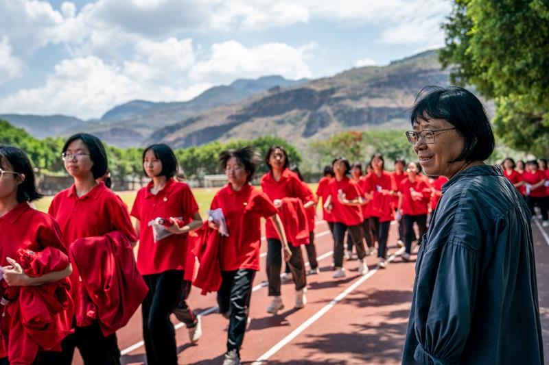2024年6月7日，高考第一天，云南麗江華坪女高校長張桂梅組織走出考場的學生準備返回學校。