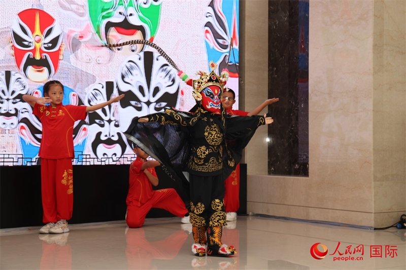 迪拜中國學(xué)校學(xué)生表演變臉。人民網(wǎng)記者任皓宇攝