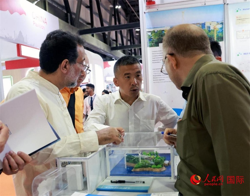 中企推出的綠色能源海水淡化系統(tǒng)吸引了參展商關(guān)注。人民網(wǎng)記者管克江攝