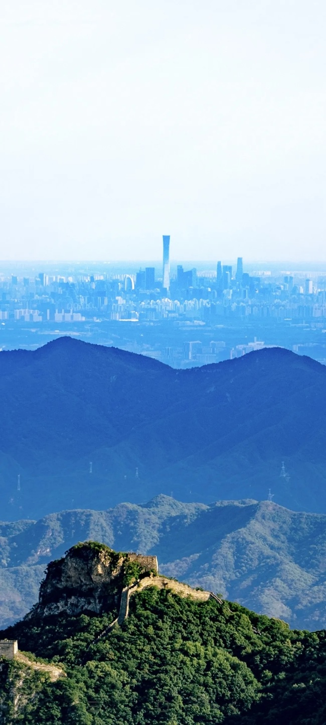 從長城上遠眺，北京中央商務(wù)區(qū)清晰可見。（攝影：魯夢晗 王佰龍）