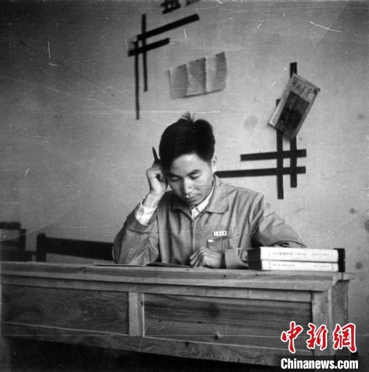 大學時期，龍樂豪在教室自習。(中國運載火箭技術研究院供圖)