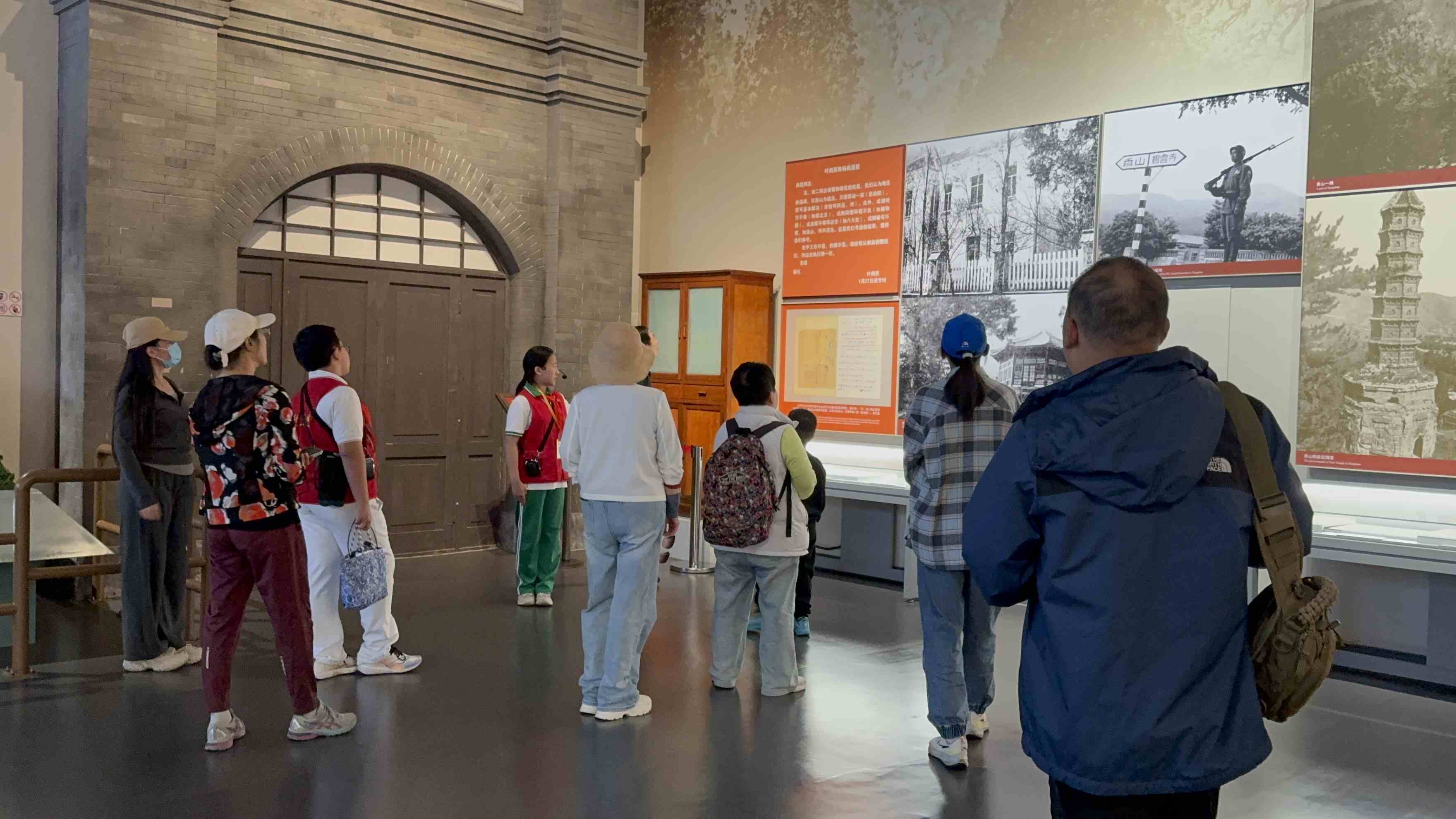 10月4日，北京香山革命紀念館內(nèi)，一名“紅領巾志愿者”正在為參觀者講解。人民網(wǎng)記者 劉微攝