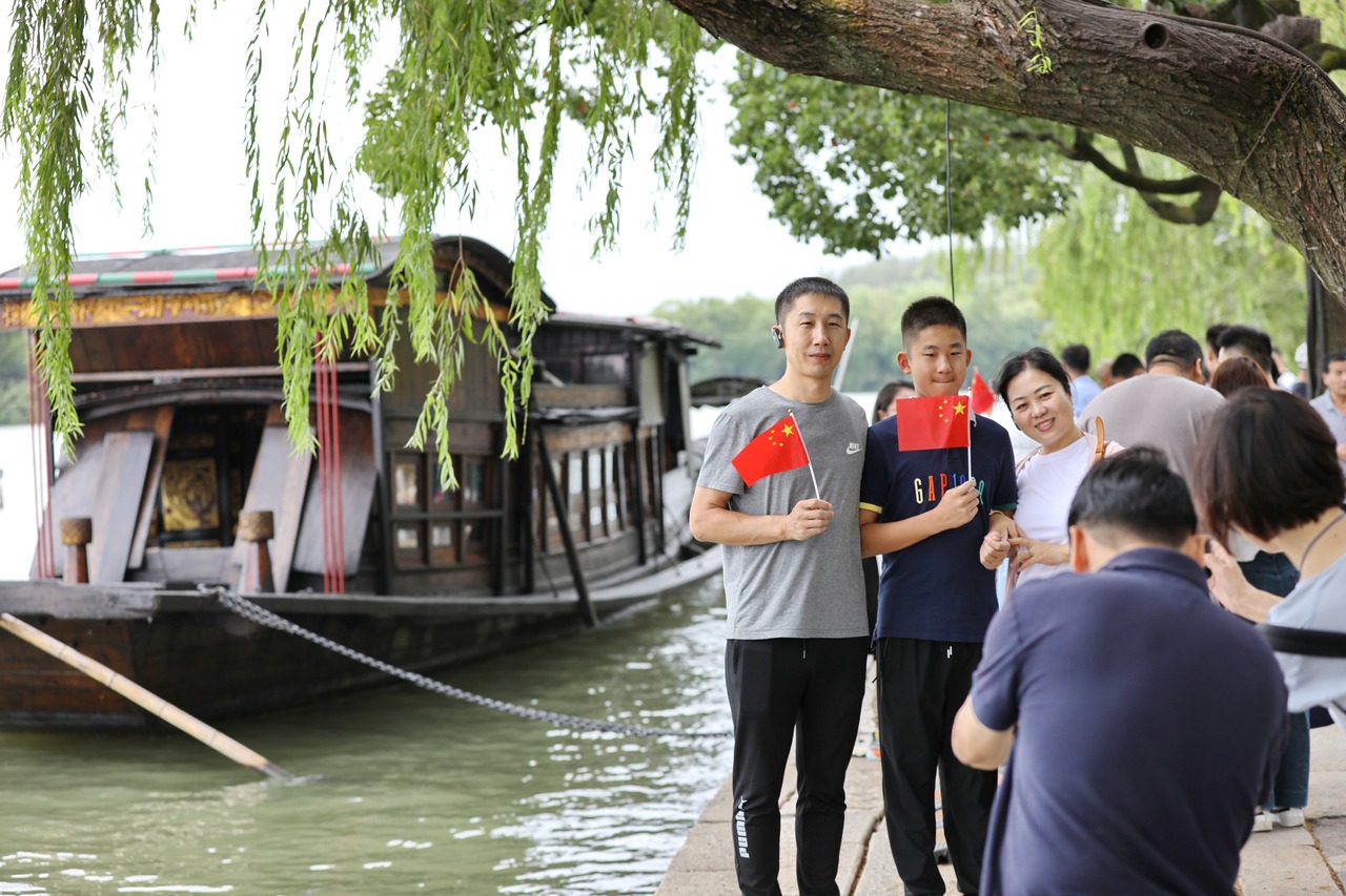10月1日，市民在浙江省嘉興市南湖景區(qū)參加游園活動。新華社發(fā) 金鵬 攝