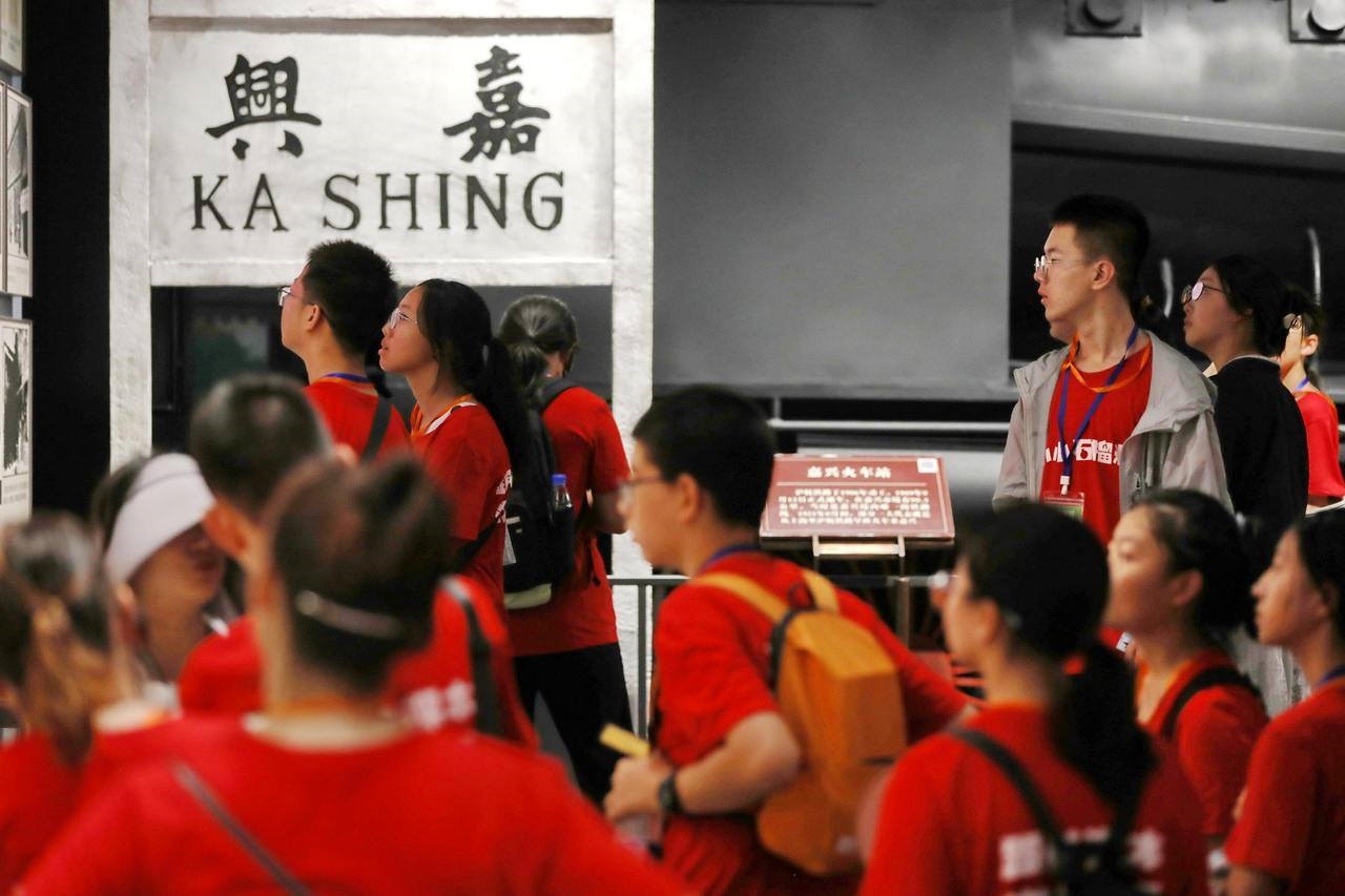 青少年參觀嘉興市南湖革命紀(jì)念館。拍友 金鵬 攝