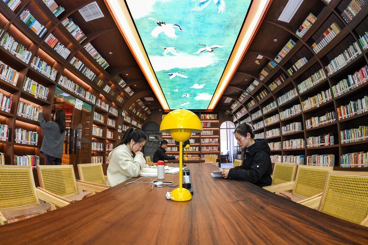 2024年1月4日，讀者在江西省宜春市袁州區(qū)珠泉街道獅子山公園城市書房內(nèi)閱讀、學(xué)習。新華社發(fā)（周亮 攝）