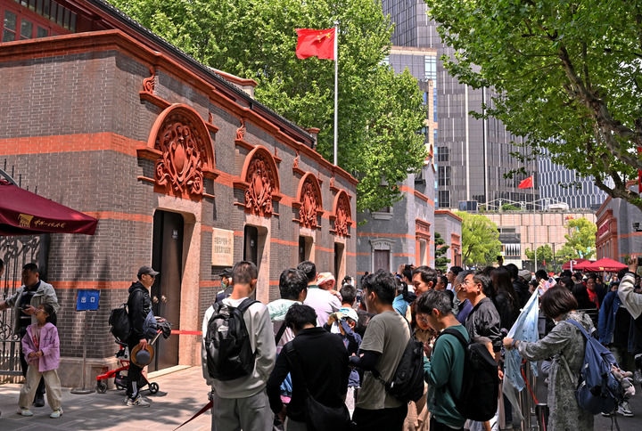 2024年5月3日，游客在位于上海的中共一大會址前參觀。新華社記者 劉穎 攝