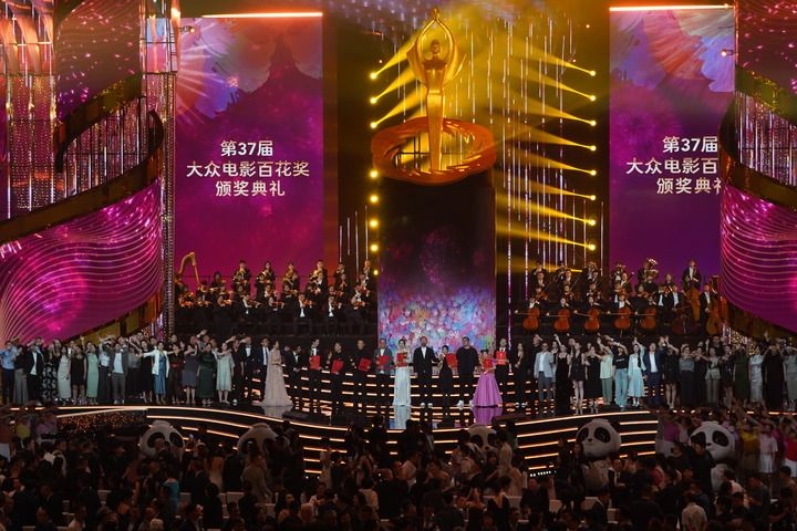 2024年8月4日，在四川成都，第37屆大眾電影百花獎獲獎?wù)吆痛蟊娫u審在舞臺上合影。新華社記者 唐文豪 攝