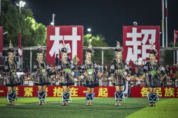 2024年9月28日，榕江縣侗族大歌隊的演員們在“村超”足球場上表演。當日，“發(fā)現(xiàn)中國之美·相約貴州村超”國際友誼賽在貴州省黔東南苗族侗族自治州榕江縣的“村超”足球場舉行。新華社記者 陶亮 攝