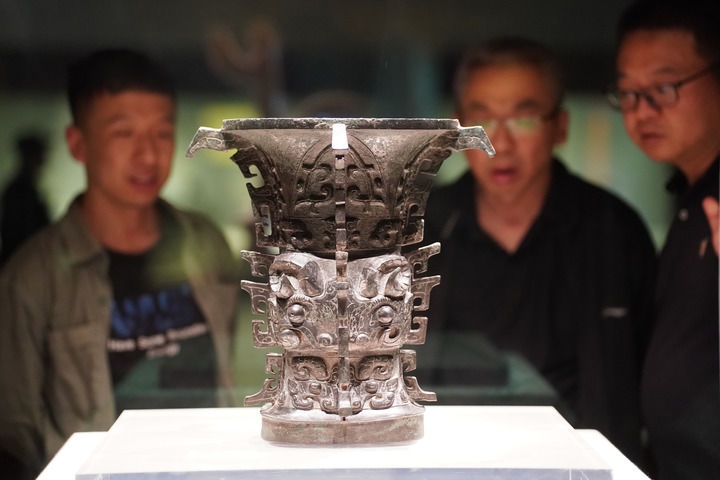 2024年5月9日，游客在陜西寶雞青銅器博物院內(nèi)參觀西周文物何尊。新華社記者 邵瑞 攝