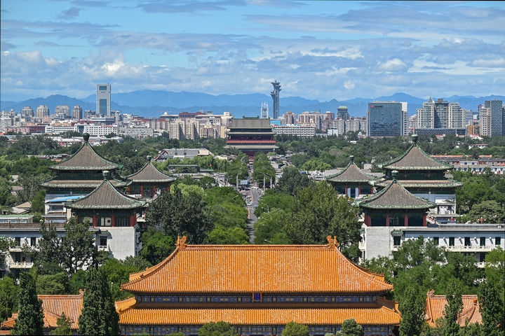 從景山上沿著北京中軸線向北眺望鼓樓（2024年8月12日攝）。新華社記者 李鑫 攝