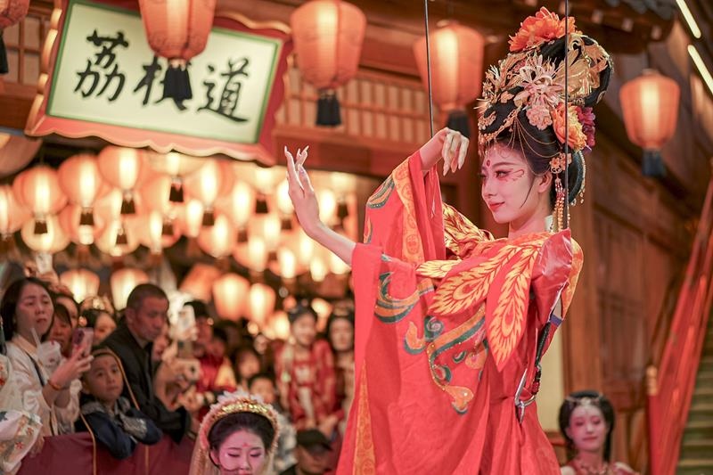 △2024年10月2日，陜西省西安市長(zhǎng)安十二時(shí)辰主題街區(qū)的“唐潮”系列沉浸式表演。