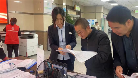 四川省成都市溫江區(qū)市場監(jiān)管局工作人員為群眾提供幫辦服務(wù)。圖片來源：人民網(wǎng)四川頻道