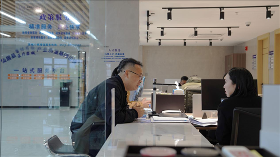 浙江省臺州市辦事群眾在政務(wù)服務(wù)中心咨詢業(yè)務(wù)辦理相關(guān)問題。圖片來源：人民網(wǎng)浙江頻道