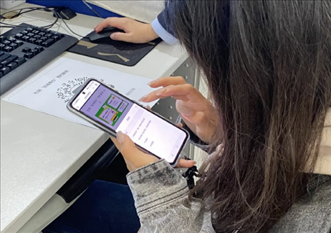 趙女士用手機掃碼預約幫辦服務。圖片來源：微信公眾號“上海市普陀區(qū)政務服務中心”