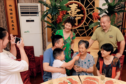 2019年9月13日，浙江南潯久安老年城餐廳， 84歲的沈?qū)W安老人（前右二）和前來(lái)看望她的親人歡聚