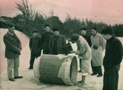谷文昌（左一）與工程技術(shù)人員解決地下水供給（資料照片）。谷文昌帶領(lǐng)群眾修建了22座水庫(kù)和705處永久性水利工程，緩解了東山縣水資源極度缺乏的難題。