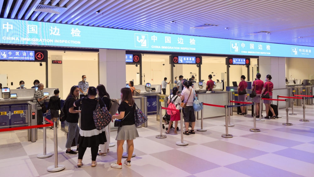 2023年7月26日，旅客在三亞鳳凰國際機(jī)場(chǎng)國際航站樓有序通關(guān)。三亞鳳凰國際機(jī)場(chǎng)國際航站樓改擴(kuò)建項(xiàng)目主體工程已于2023年7月1日完工并投入使用，該項(xiàng)目是海南自貿(mào)港首個(gè)主體工程完工并投入使用的封關(guān)運(yùn)作項(xiàng)目?！逗Ｄ献杂少Q(mào)易港建設(shè)總體方案》明確，海南將在2025年前適時(shí)啟動(dòng)全島封關(guān)運(yùn)作。