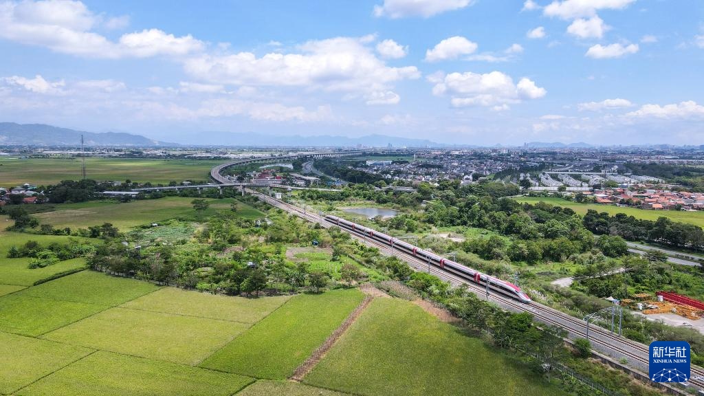 4月17日，在印度尼西亞萬(wàn)隆，雅萬(wàn)高鐵高速動(dòng)車組列車行駛在雅萬(wàn)高鐵沿線（無(wú)人機(jī)照片）。新華社記者 徐欽 攝