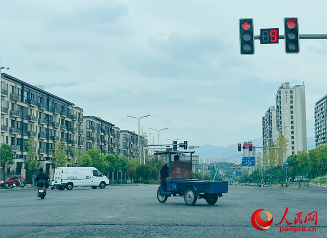 長(zhǎng)富大道與文化中心東路三岔路口車輛混行（9月19日拍攝）。人民網(wǎng)記者 帥筠攝