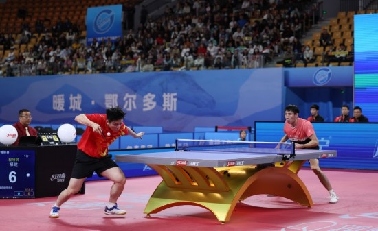 10月18日，上海隊選手樊振東（左）在單打比賽中發(fā)球。他3:2戰(zhàn)勝福建隊選手程靖淇。新華社記者 王楷焱 攝