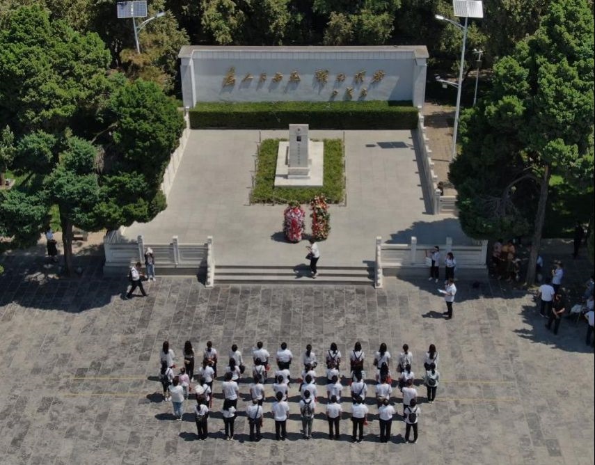 2021年6月24日，參觀者在位于河南省蘭考縣的焦裕祿紀念園瞻仰焦裕祿烈士墓（無人機照片）。新華社記者 李安 攝