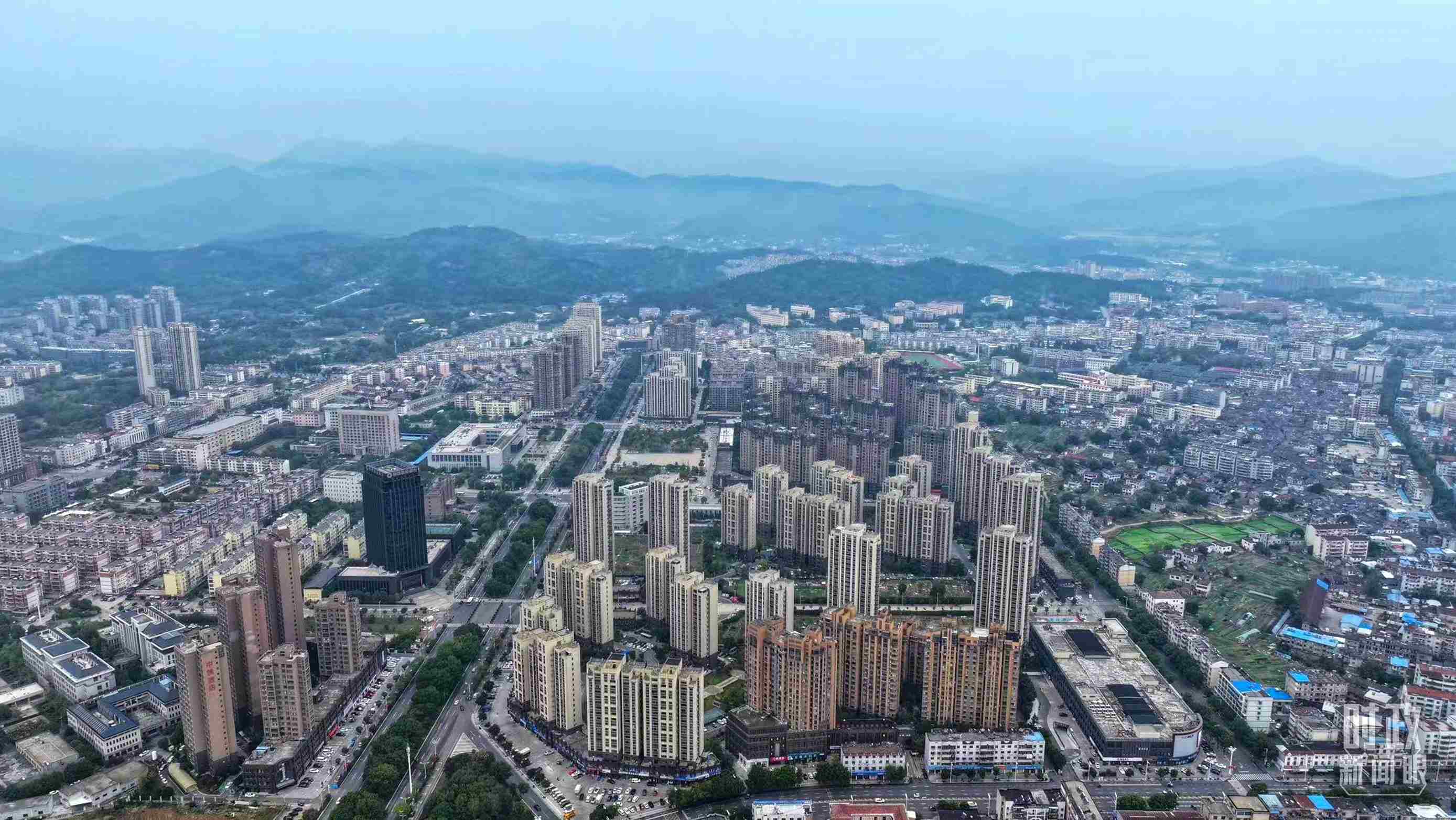 △俯瞰桐城市。（總臺記者葛啟文拍攝）