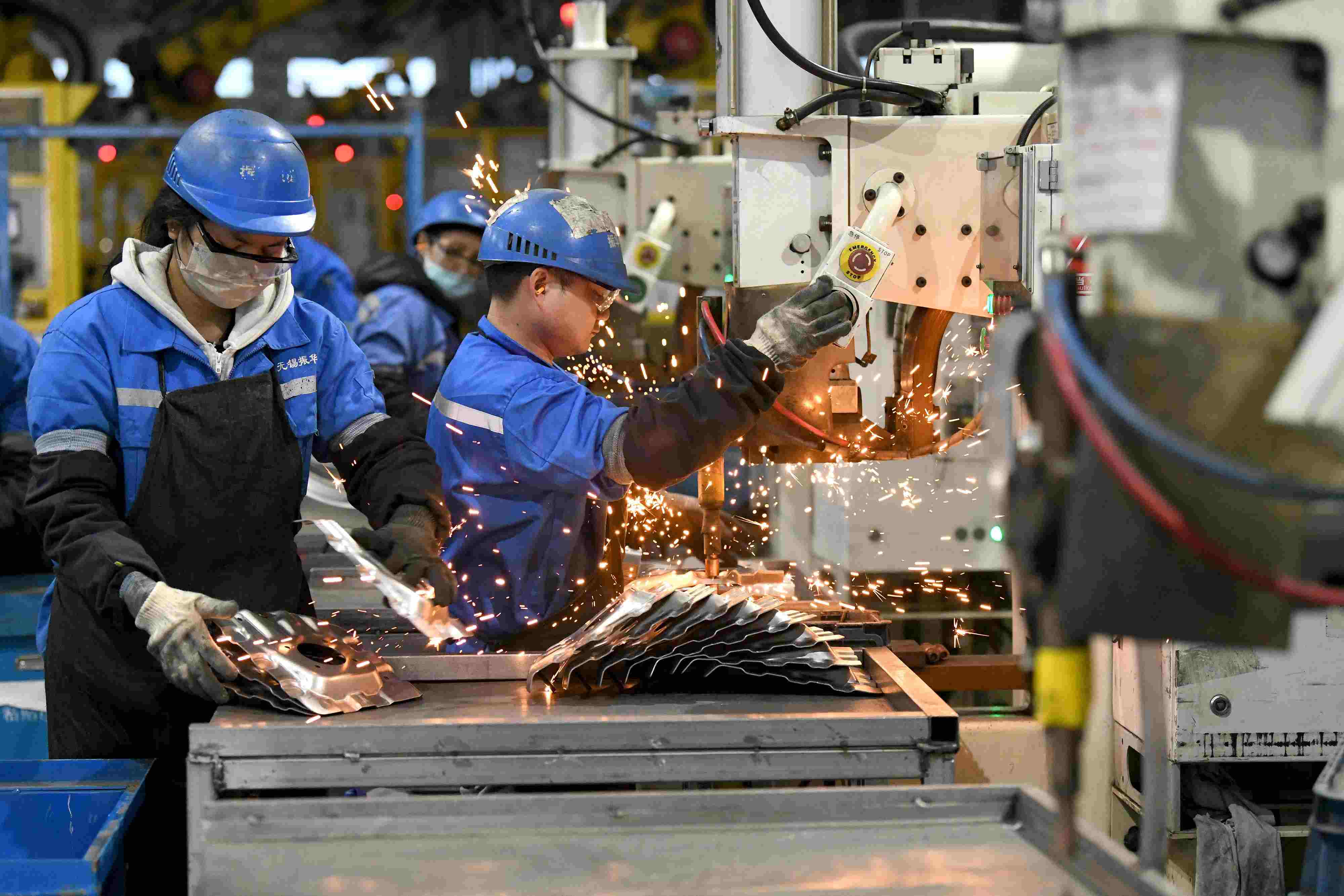 2023年2月7日，福建省寧德市蕉城區(qū)一家汽車零部件生產(chǎn)企業(yè)的生產(chǎn)線上一派繁忙景象。