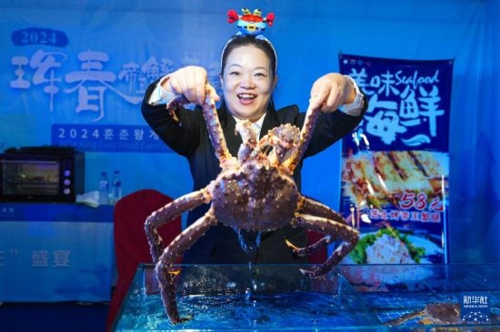 9月19日，在吉林省琿春市，商家在展示售賣的帝王蟹。新華社記者 許暢 攝