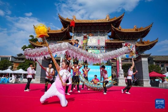 10月19日，四川師范大學(xué)舞龍隊在傳統(tǒng)舞龍項目中比賽，最終他們獲得該項目銀獎。