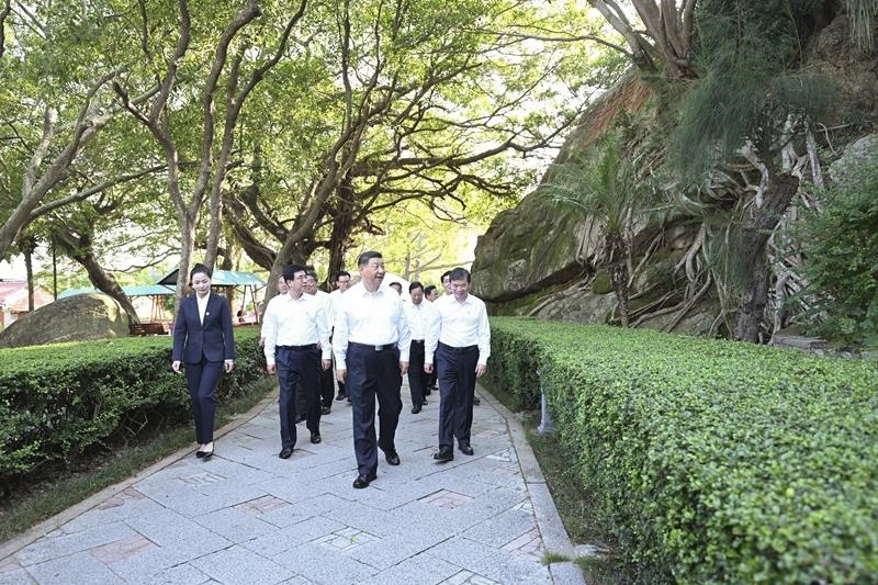 △2024年10月15日，習近平總書記在福建省漳州市東山縣關帝文化產業(yè)園考察。