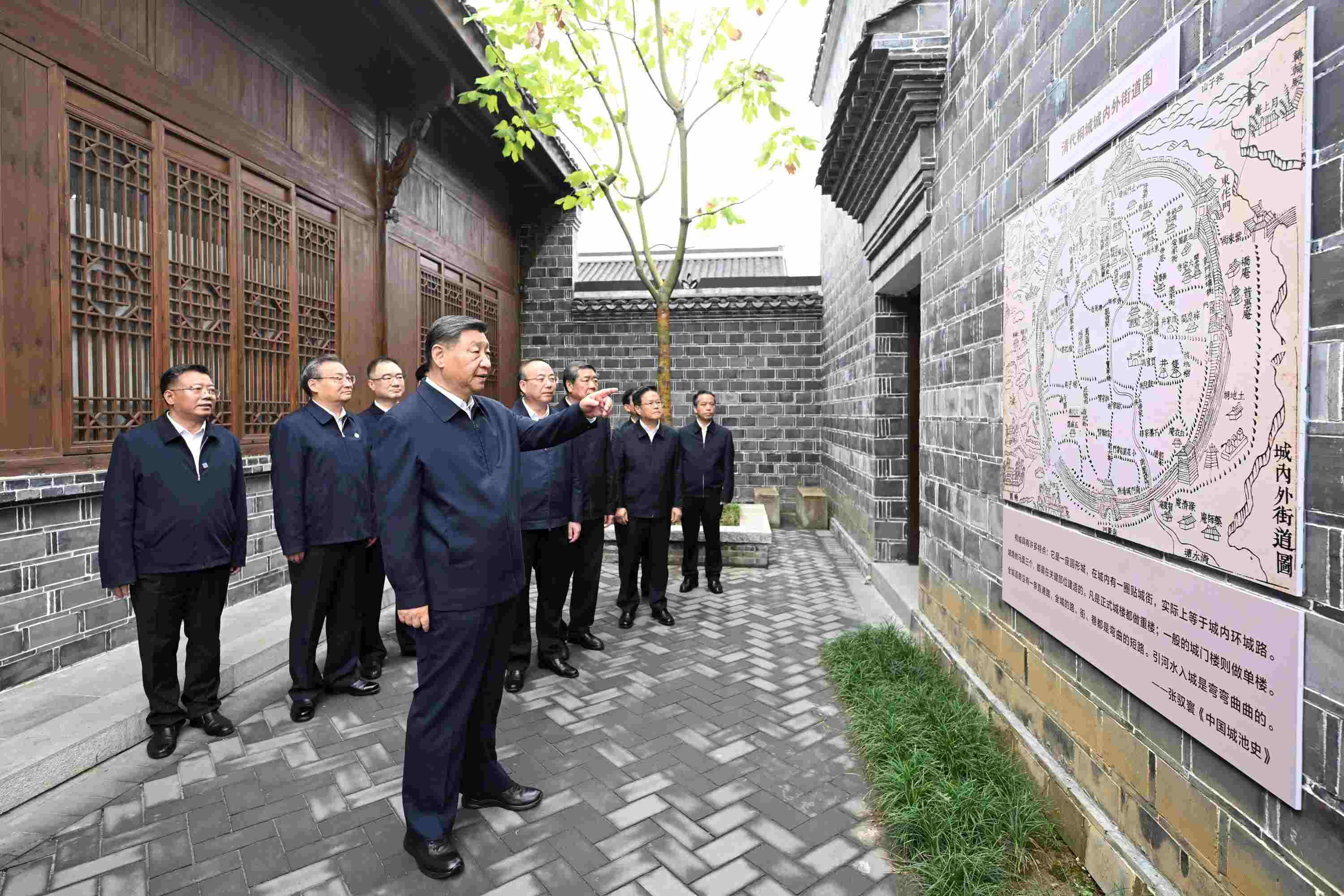 △2024年10月17日，習近平總書記在安徽省安慶桐城市六尺巷考察。