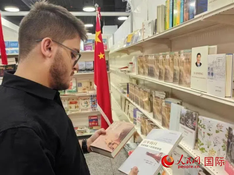 第二十三屆約旦安曼國際書展于10月10日至19日在約旦展覽中心舉行，約旦政府和民間各界人士在中國展臺翻閱圖書，熱烈交流互動，感受中華文化之美。人民網(wǎng)記者 李瀟攝