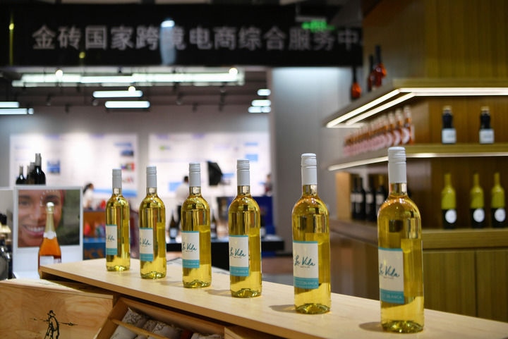 這是位于廈門的金磚國家商品服務(wù)中心內(nèi)展示的商品（2022年6月23日攝）。中心將經(jīng)貿(mào)合作與跨境電商有機(jī)結(jié)合，通過專題推廣、直播帶貨等各種線上線下銷售渠道，促進(jìn)金磚國家優(yōu)質(zhì)產(chǎn)品對接中國市場，共同把握發(fā)展機(jī)遇。新華社記者 魏培全 攝