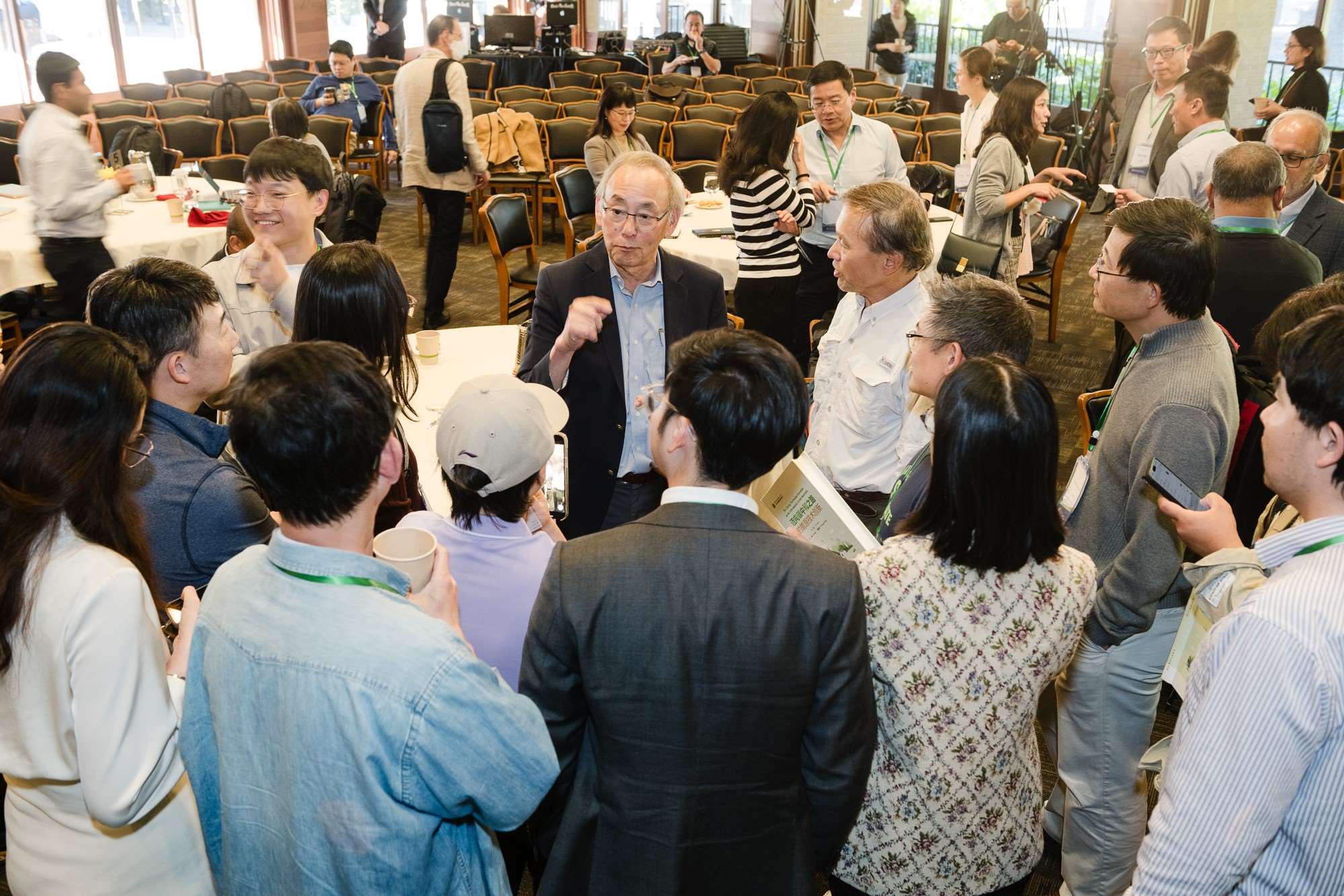 美國前能源部長、諾獎得主朱棣文教授在會場與參會者交流。馮超攝