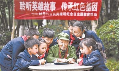 圖為89歲的抗美援朝老兵楊克美在向孩子們講述英雄故事。徐偉攝