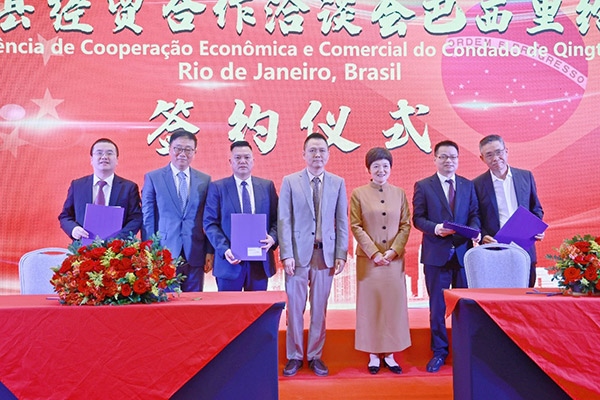 企業(yè)家在活動現(xiàn)場參與項目簽約儀式。人民網(wǎng)記者 陳海琪攝