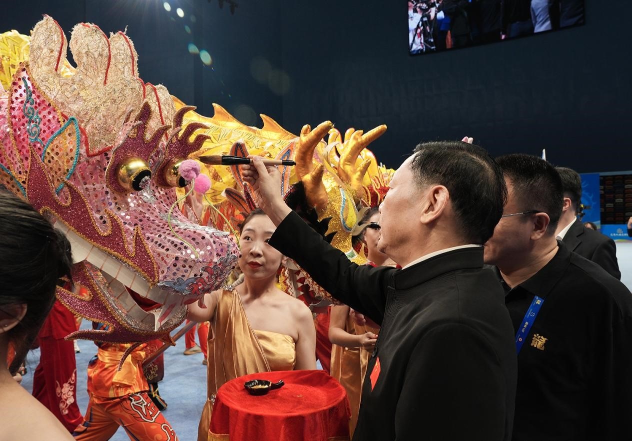 出席開(kāi)賽儀式的領(lǐng)導(dǎo)及嘉賓共同為參賽龍獅隊(duì)點(diǎn)睛。（受訪者供圖）