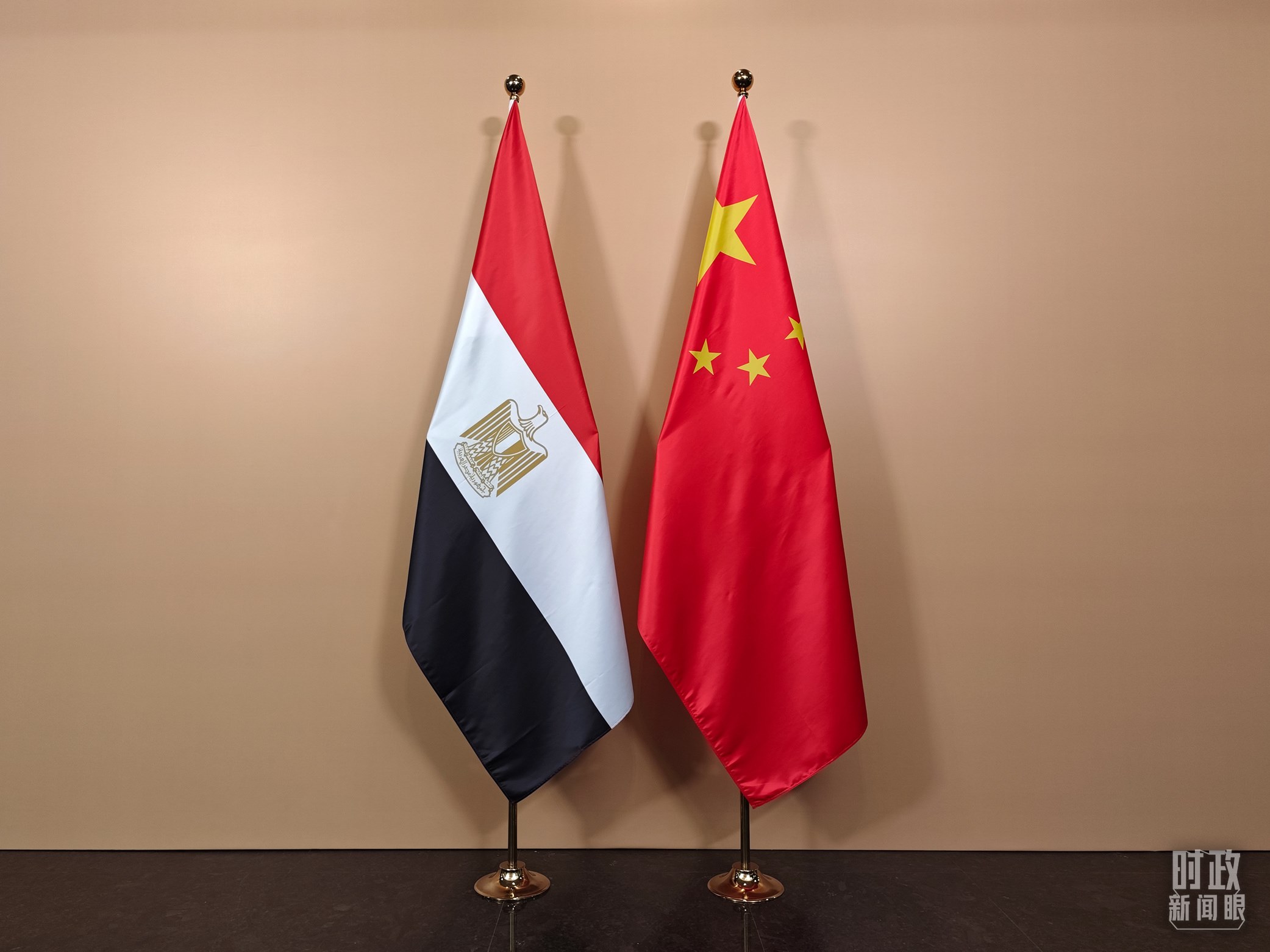 △ 會(huì)見廳外的中國埃及兩國國旗。（總臺央視記者彭漢明拍攝）